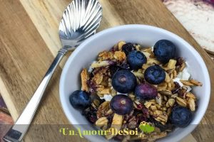 Lire la suite à propos de l’article Granola maison aux amandes et aux myrtilles